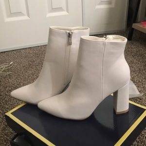Super cute white booties